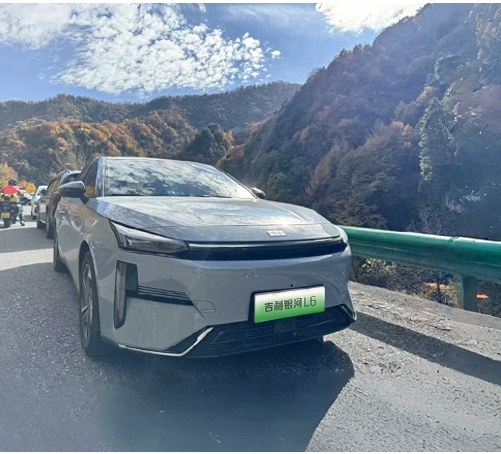 百变路况轻松驾驭，吉利银河堪称我的不二出行拍档