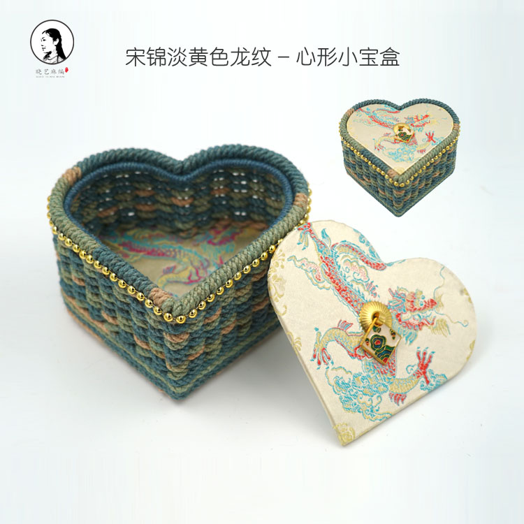 宋锦淡黄色龙纹小宝盒