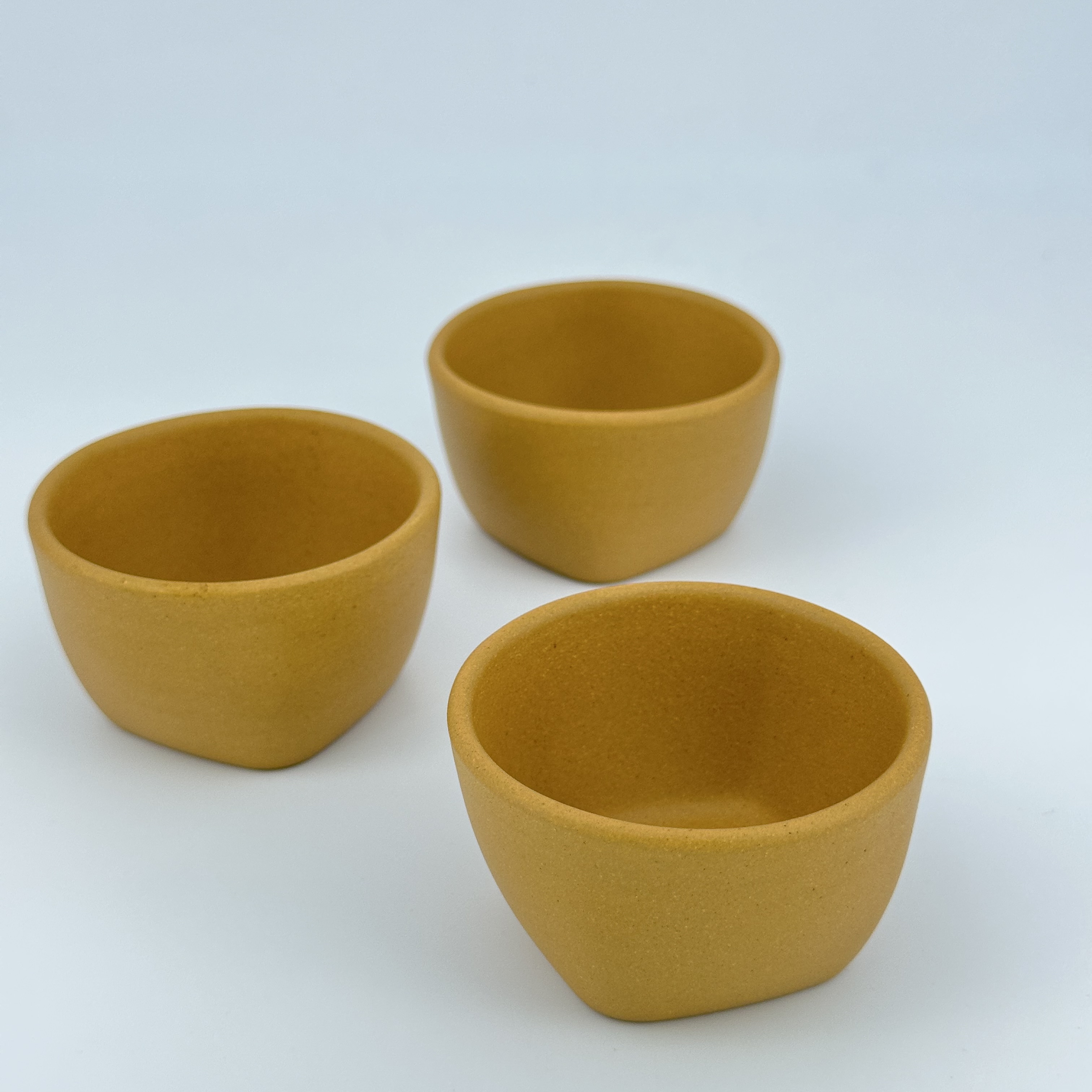 见盏如金 &middot; 简约紫砂描金品茗杯组